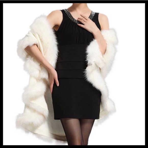 🥂THE AUDREY🥂WHITE FAUX FUR TRIMMED LAYERED CAPE - Picture 5 of 10